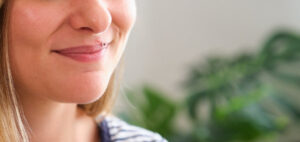 A girl smiling with a cold sore on her lip - wondering what the best cold sore treatment is?